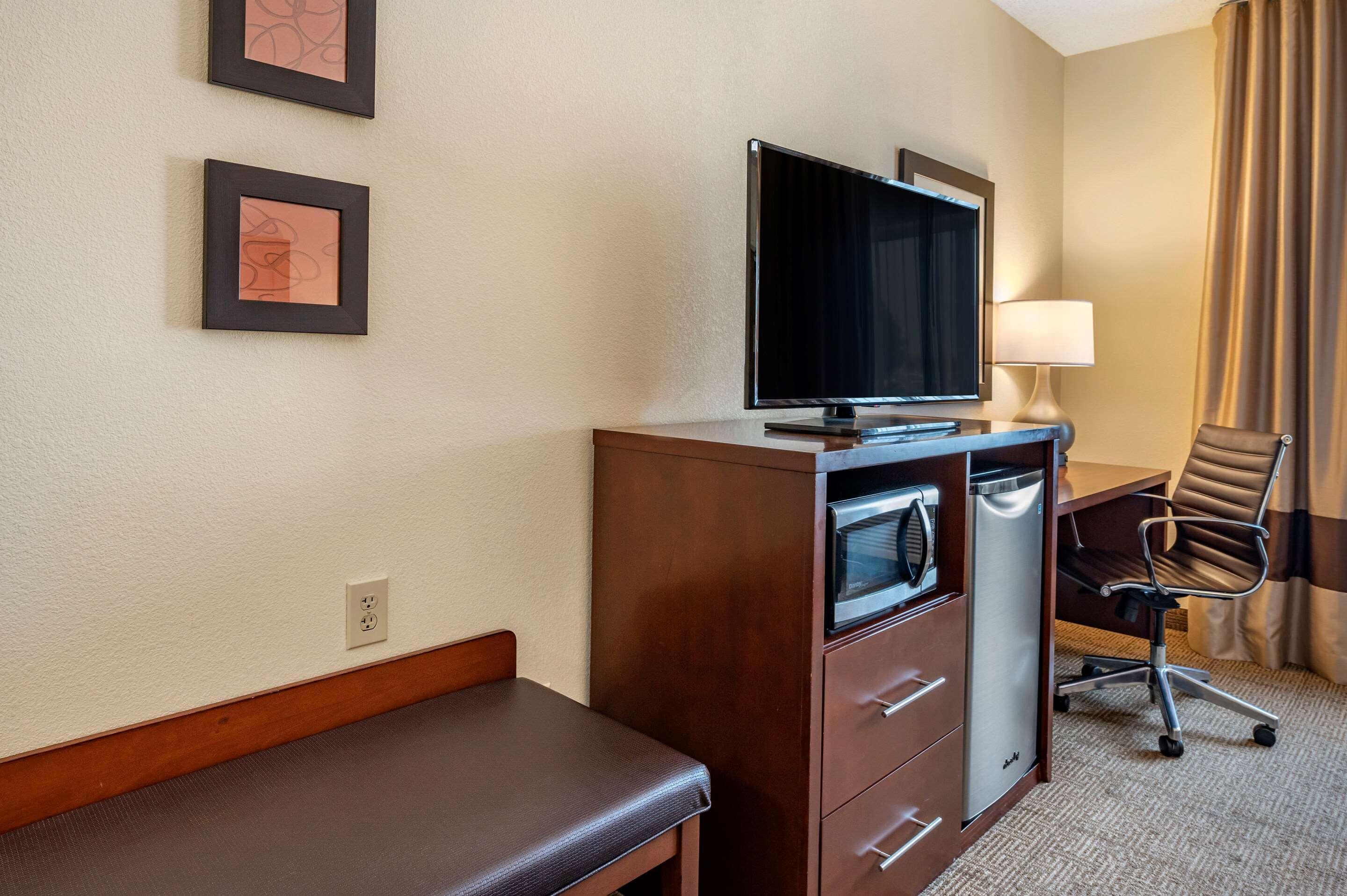 Comfort Suites Columbus West - Hilliard Bagian luar foto